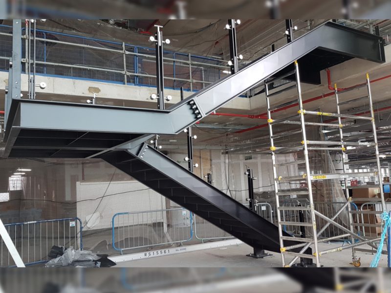 Cantilever staircase